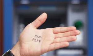 où se trouve le code pin de la carte sim