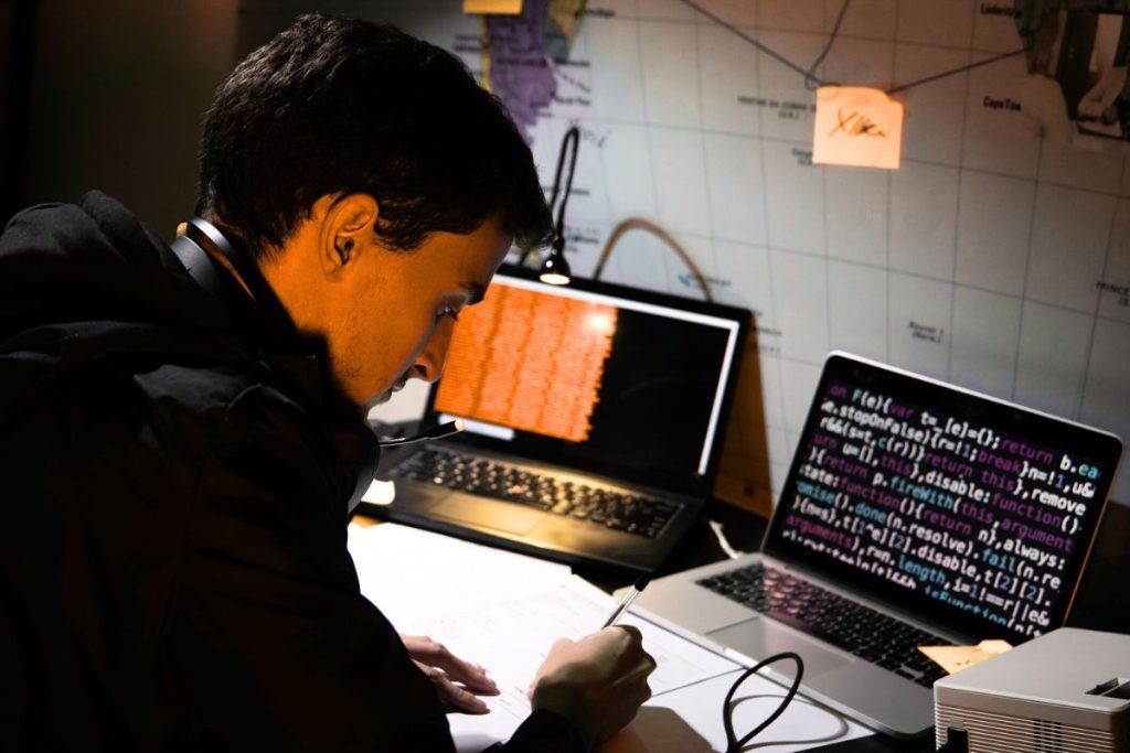 les opérateurs traquent et identifient les pirates