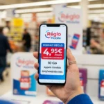Smartphone affichant un forfait Réglo Mobile et son prix dans un espace de vente.