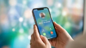 Smartphone affichant un numéro 0767, identifiant l'opérateur mobile en France.