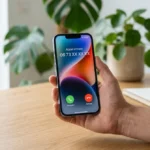 Smartphone moderne affichant un appel entrant avec le préfixe 0673 sur un bureau lumineux et épuré.